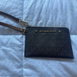 Mini wrist bag w gold details single zipper